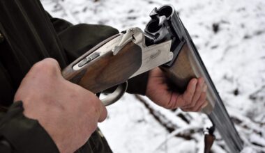 “Nebija nekādu brīdinājuma zīmju!” Kamēr ģimene mežā bauda ziemas priekus, mednieki blakus šauj