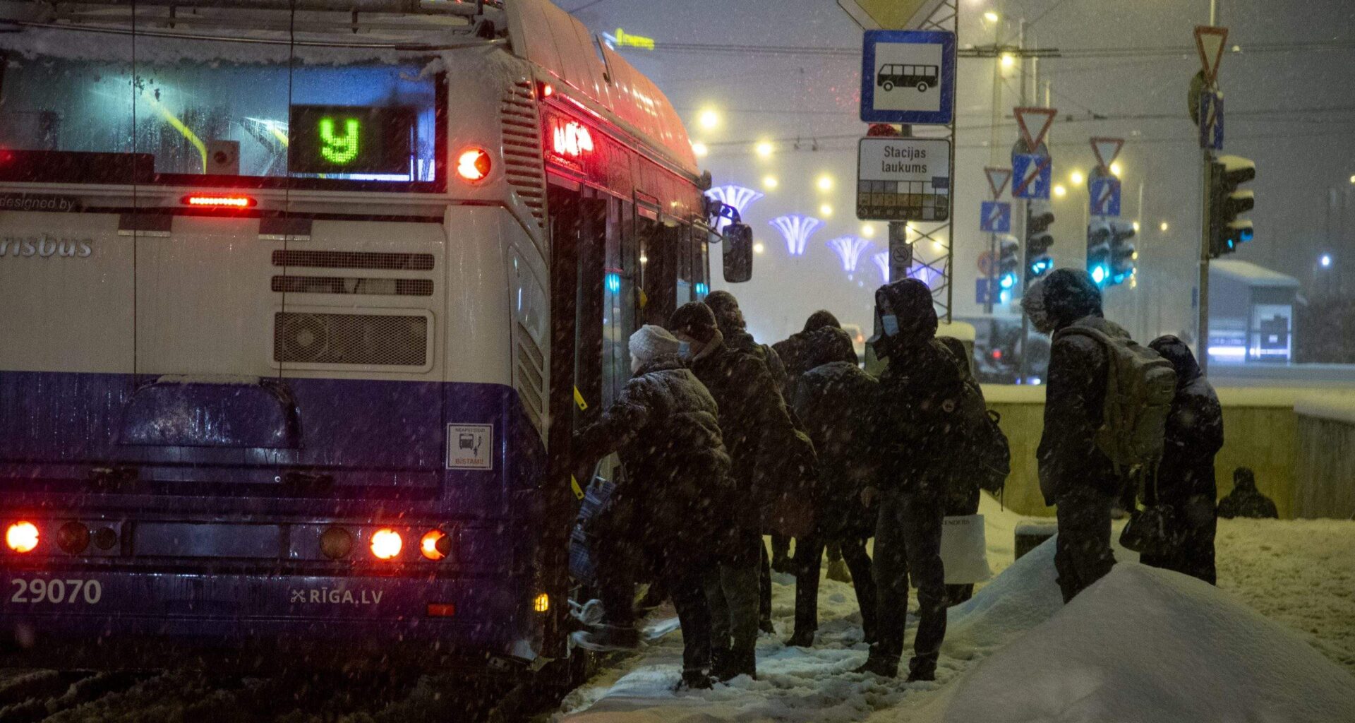 Kad telefons izlādējas visnepiemērotākajā brīdī! “Rīgas satiksme” skaidro, ko darīt, ja nevar uzrādīt biļeti kontrolierim