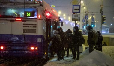 Kad telefons izlādējas visnepiemērotākajā brīdī! “Rīgas satiksme” skaidro, ko darīt, ja nevar uzrādīt biļeti kontrolierim