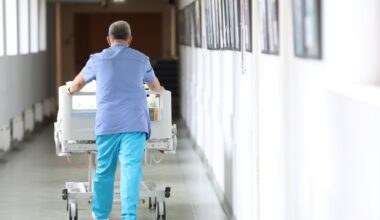 Ietaupīja 120 eiro un pusgadu gaidīšanu rindā: sieviete atklāj knifu, kā veiksmīgāk tikt pie valsts apmaksāta ārsta