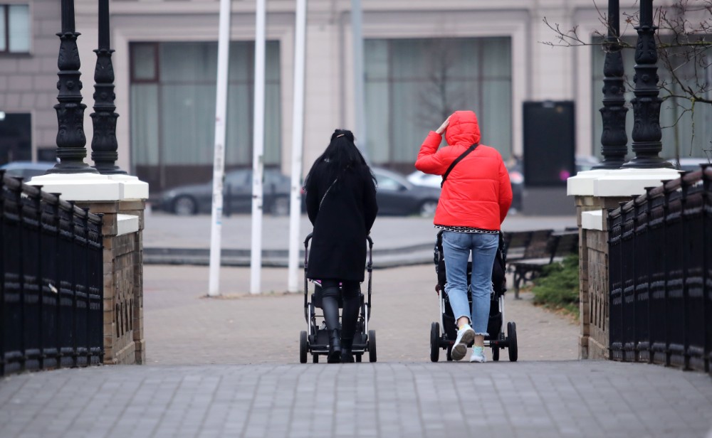 “Cilvēkus ar maziem bērniem uzskata par epidēmiju, bīstamu sabiedrībai,” māmiņas ziņo par darba devēju nejaucībām