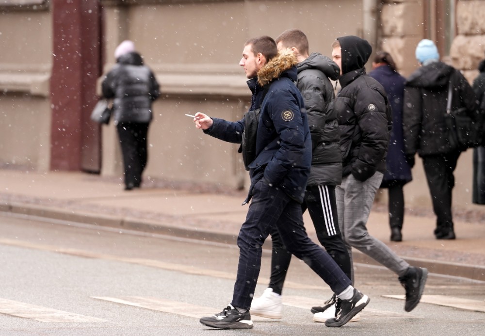 “Jāizsludina ārkārtas stāvoklis!” Vai angļu valoda kļuvusi par neapturamu sērgu jauniešu vidū?