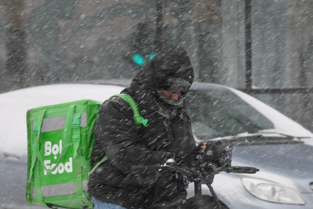 Latvijā reģistrēti 7500 pārtikas piegādes kurjeru. Trešo valstu pilsoņu daļa ir iespaidīga
