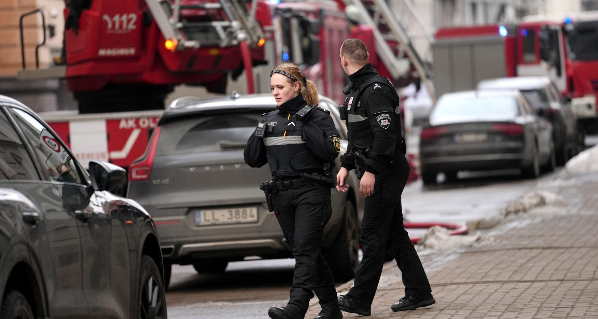 Degusi palodze, zem mašīnas svilusi petarde kā arī svētku eglīte liesmās: VUGD stāsti no jaungada nakts izsaukumiem