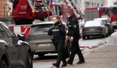 Degusi palodze, zem mašīnas svilusi petarde kā arī svētku eglīte liesmās: VUGD stāsti no jaungada nakts izsaukumiem