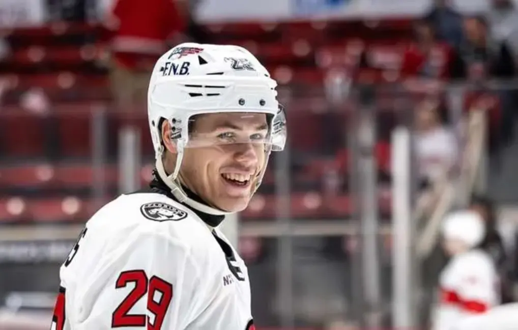 Latviešu hokejists Sandis Vilmanis debitē Nacionālajā hokeja līgā (NHL) Floridas "Panthers" sastāvā