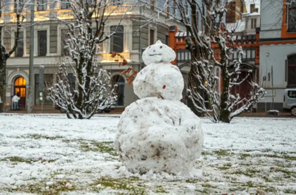 Latvijā gaidāms sals un saulains laiks, temperatūrai pazeminoties līdz -12 grādiem