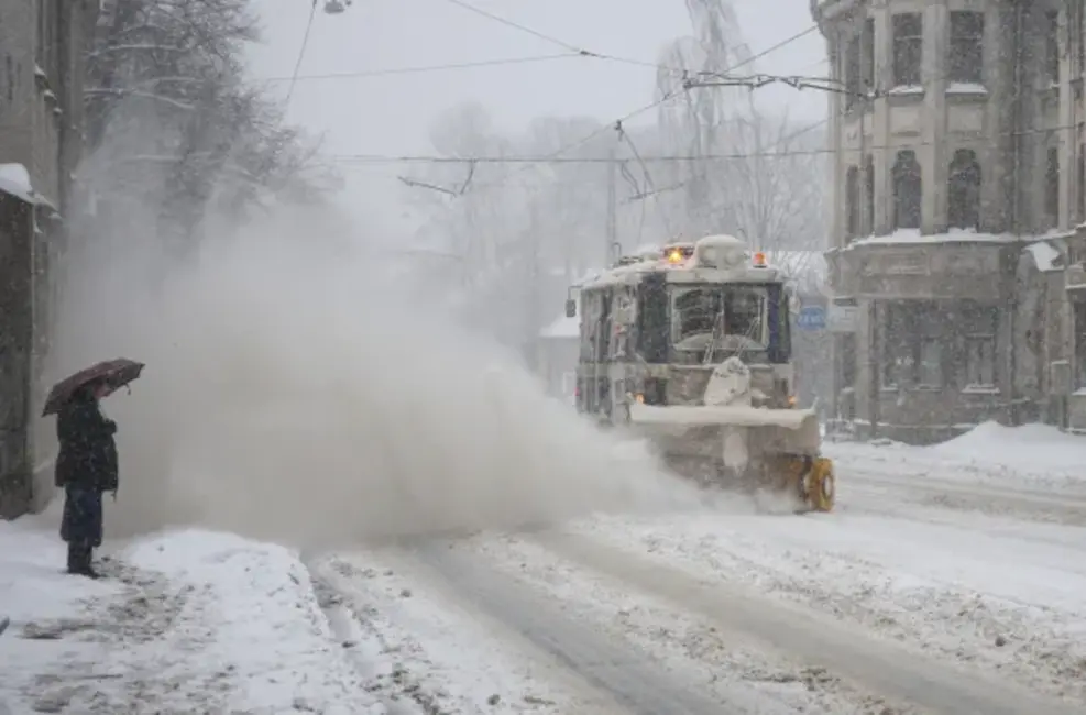Latvijā piektdien gaidāms stiprs vējš un sniegvilksnis, pasliktinoties braukšanas apstākļiem