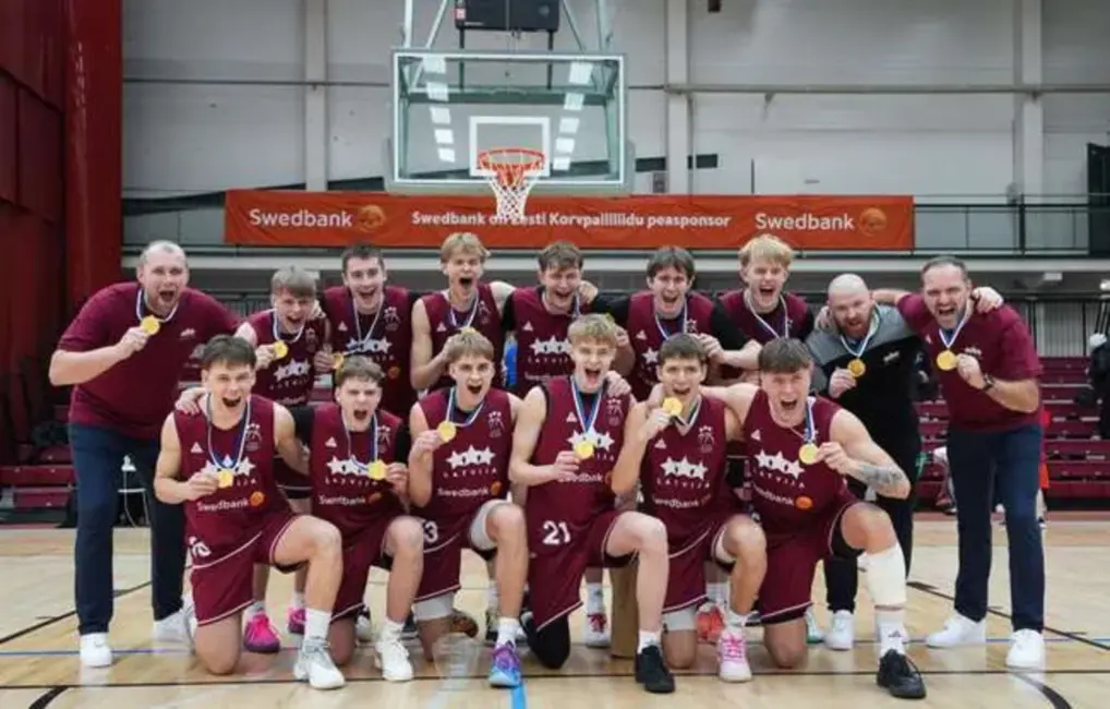 Latvijas U18 basketbolisti ar perfektu bilanci triumfē Baltijas kausa izcīņā