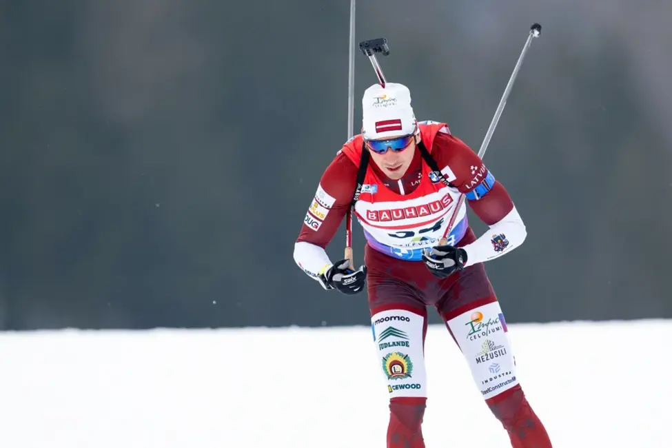 Latvijas biatlonisti Birkentāls un Rastorgujevs nodrošina vietu Pasaules kausa izcīņas iedzīšanas sacensībās