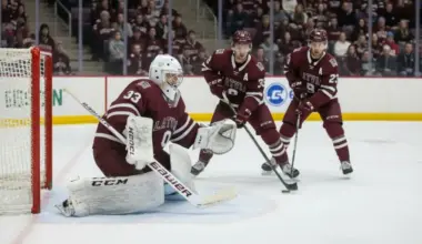 Latvijas hokeja talanti – vārtsargs Linards Feldbergs un uzbrucējs Olivers Mūrnieks pievienojas NCAA