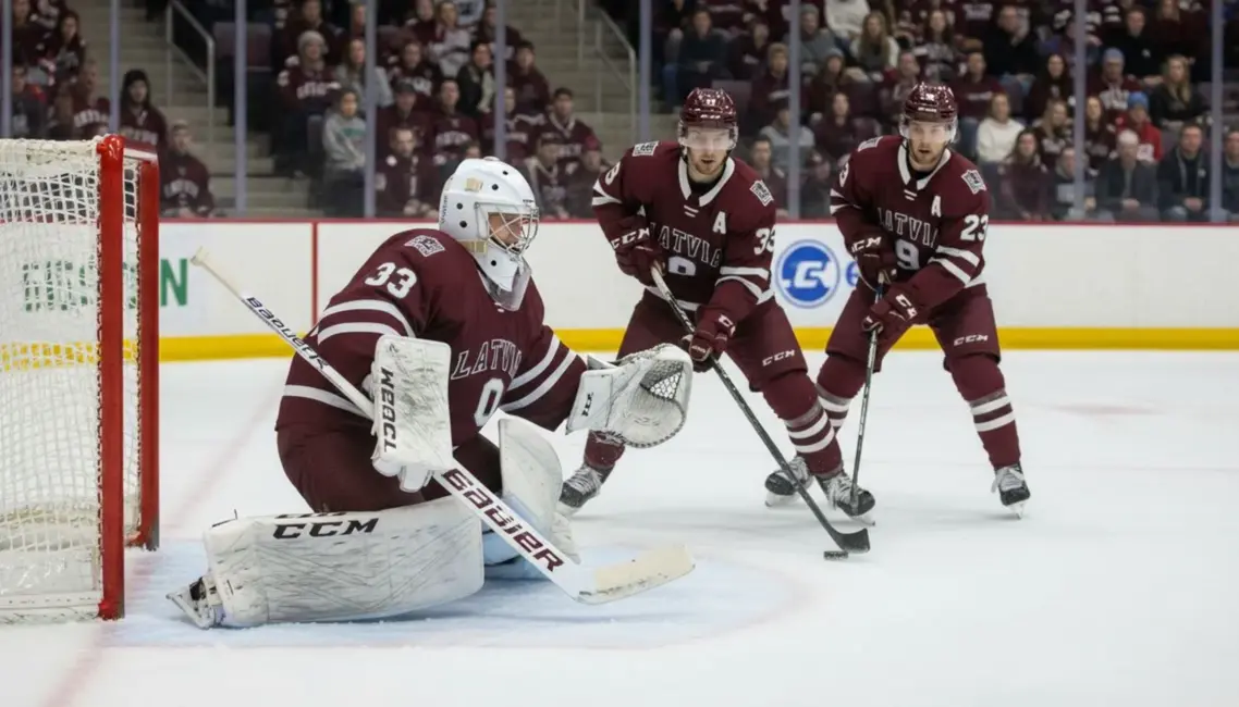 Latvijas hokeja talanti – vārtsargs Linards Feldbergs un uzbrucējs Olivers Mūrnieks pievienojas NCAA