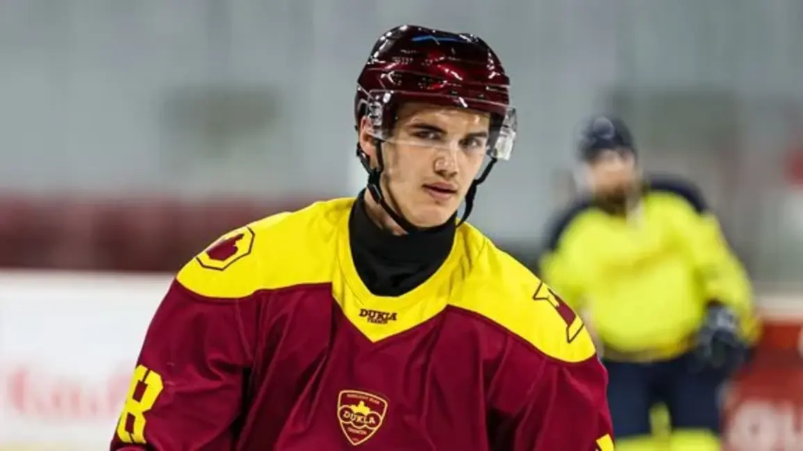 Latvijas hokejistu Raimondu Vītoliņu atbrīvo Slovākijas klubs Trenčīnas "Dukla"