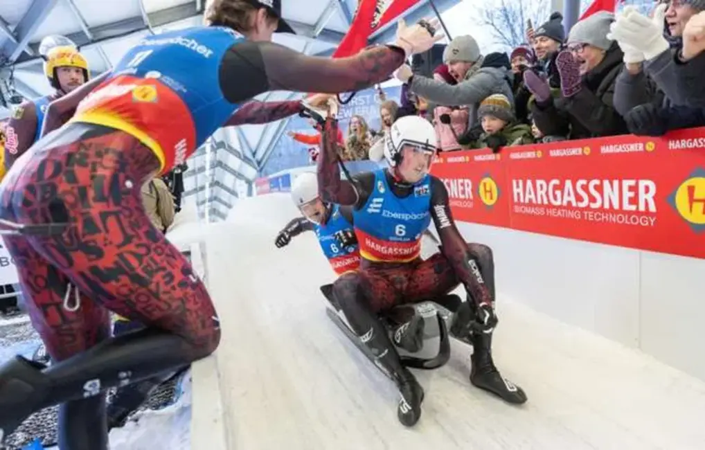 Latvijas kamaniņbraucēju komanda Siguldas Pasaules kausa posmā izcīna sudraba medaļas komandu stafetē