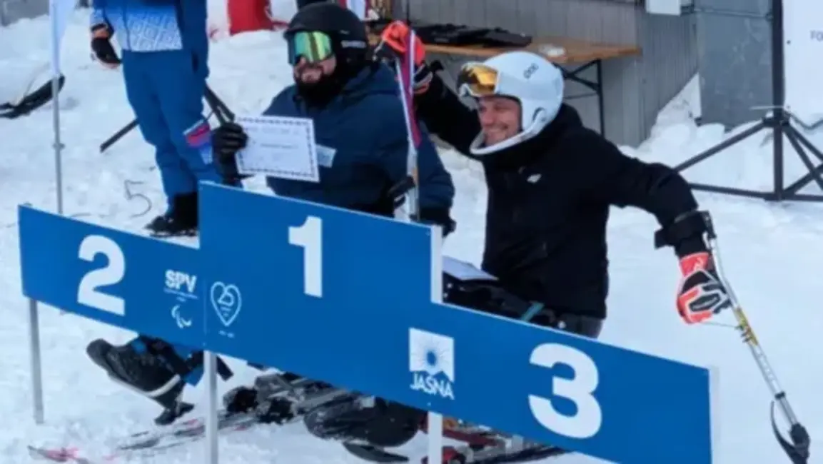 Latvijas paraolimpiskais cerība Mārtiņš Oliņš izcīna uzvaru un bronzu FIS sacensībās Slovākijā