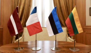 Svinot 105 gadus kopš Latvijas starptautiskās atzīšanas, Francijas Eiropas un ārlietu ministrs Žans Noels Baro ieradīsies darba vizītē Latvijā. B. Braže rīko arī Baltijas un Francijas ārlietu ministru tikšanos