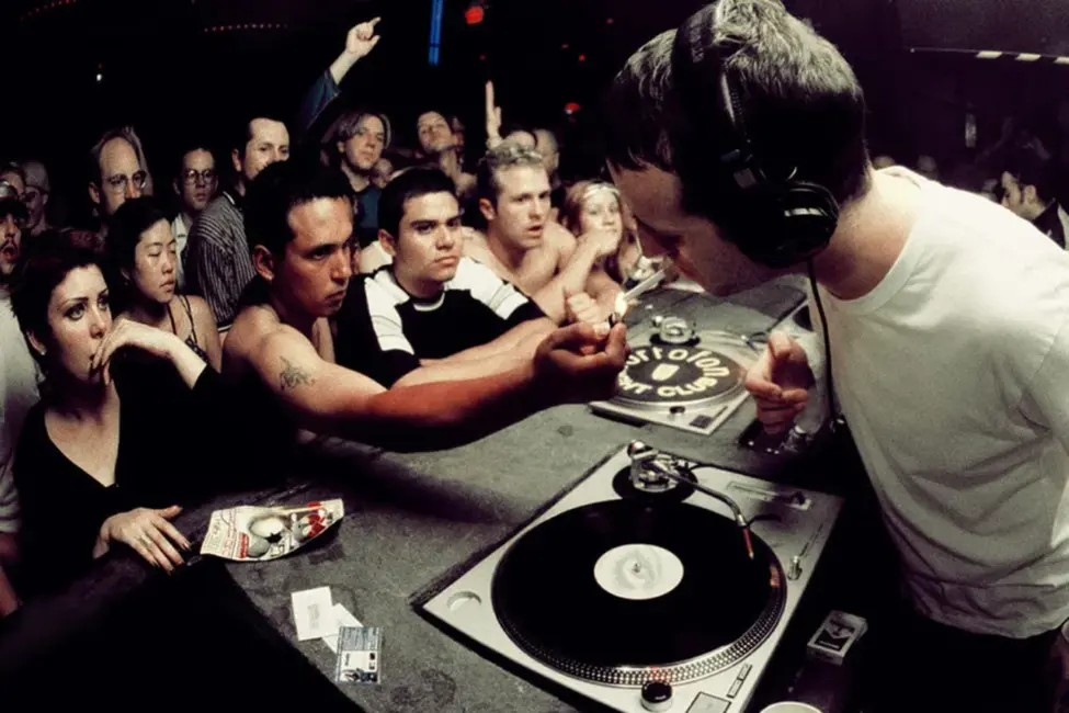 Leģendārais britu dīdžejs Sasha uzstāsies Rīgā pasākumā "TheRoom LIVE"