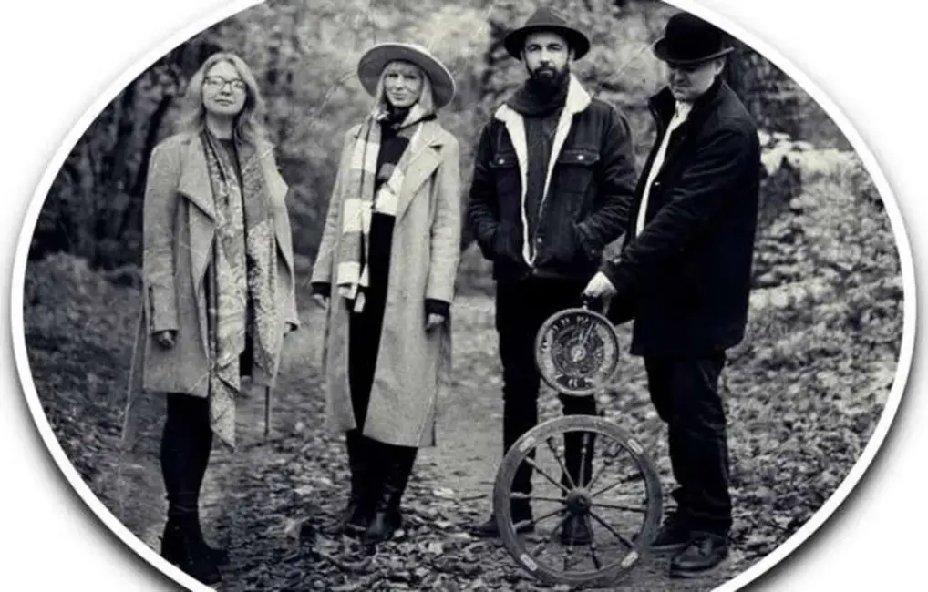 Milleru-Balandīnu ģimene sagaida jauno gadu ar optimistisku dziesmu “Rit laika rats”