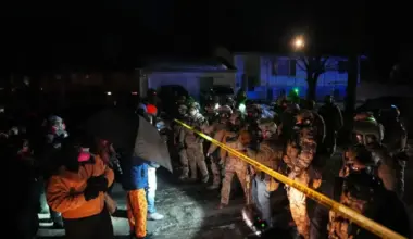 Mineapolē izceļas protesti pēc Imigrācijas policijas reidā nošauta ASV pilsoņa