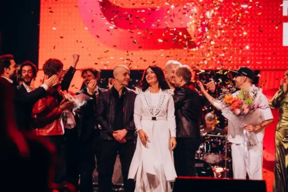 “Muzikālās bankas 2025” finālā iekļūst Emilija un Atvars, bet bez Intara Busuļa un “Dzelzs viļņa”