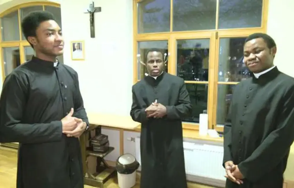 Nigērijas studenti Rīgas Garīgajā seminārā stiprina Latvijas katoļu kopienu