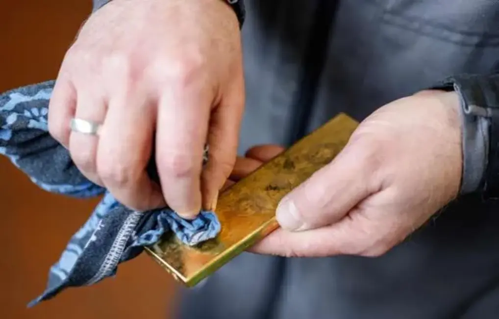 Nikolasa Maduro aizturēšana izraisa zelta cenu strauju kāpumu, nafta pagaidām stabila