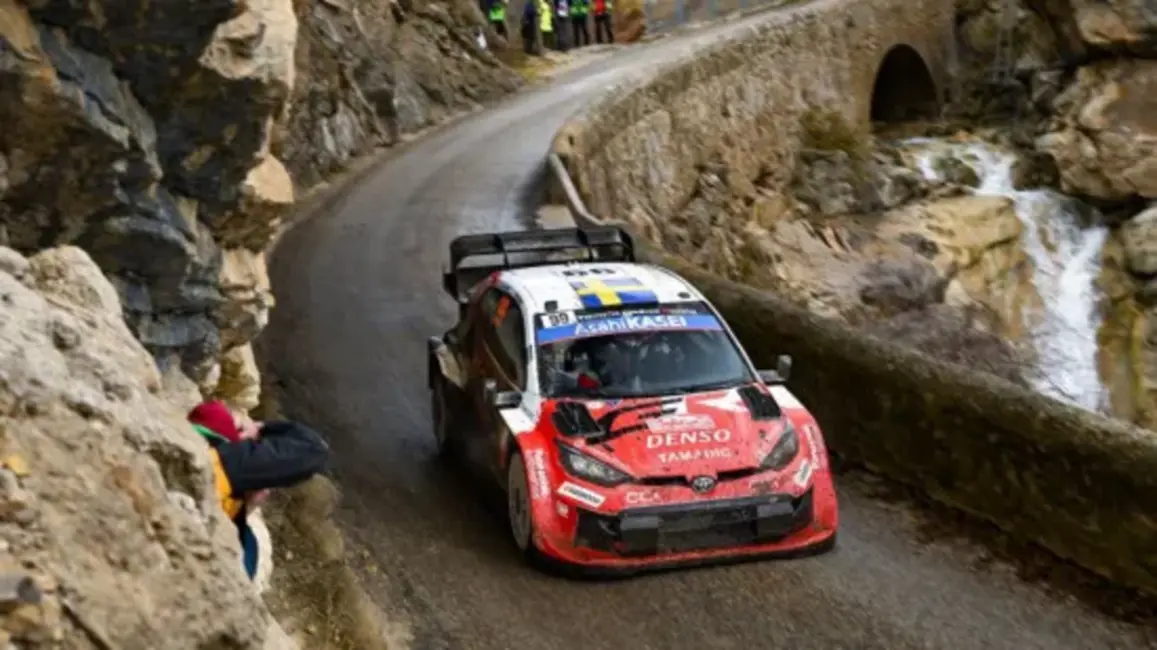 Oliver Solbergs pārliecinoši uzvar Montekarlo rallijā sarežģītos laika apstākļos