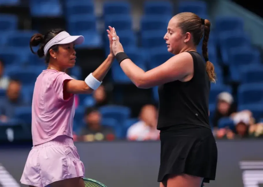 Ostapenko un Sji triumfē Brisbenas WTA 500 dubultspēļu turnīrā