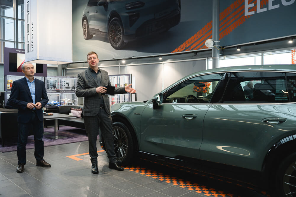 In Riga for the first time is displayed Porsche Cayenne Turbo Electric