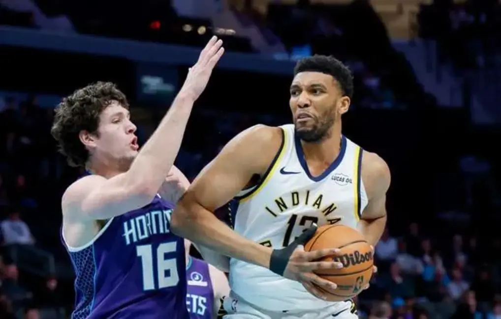 "Pacers" pārtrauc 13 spēļu zaudējumu sēriju, uzvarot "Hornets" un nodrošinot trenera Karlailsa 1000. uzvaru