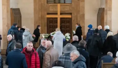 Pēdējā gaitā: Latvija atvadās no leģendārā komponista Borisa Rezņika