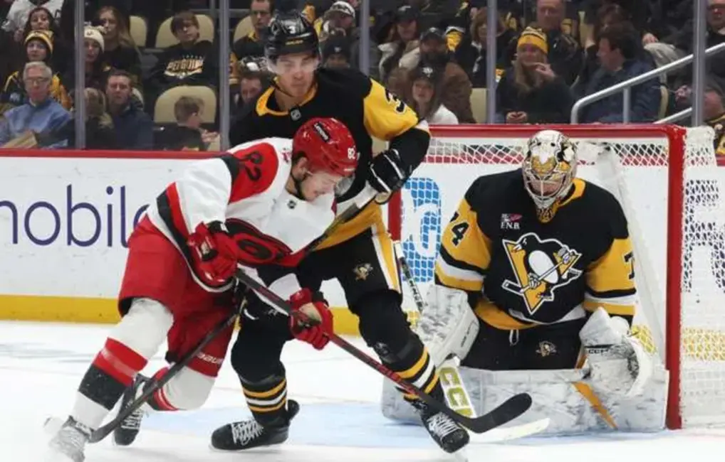 Penguins pārliecinoši uzvar "Hurricanes", Manthas gūst divus vārtus