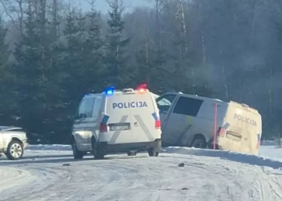 Pie Lēdmanes noticis ceļu satiksmes negadījums; uz ceļiem apledojums un stiprs sals