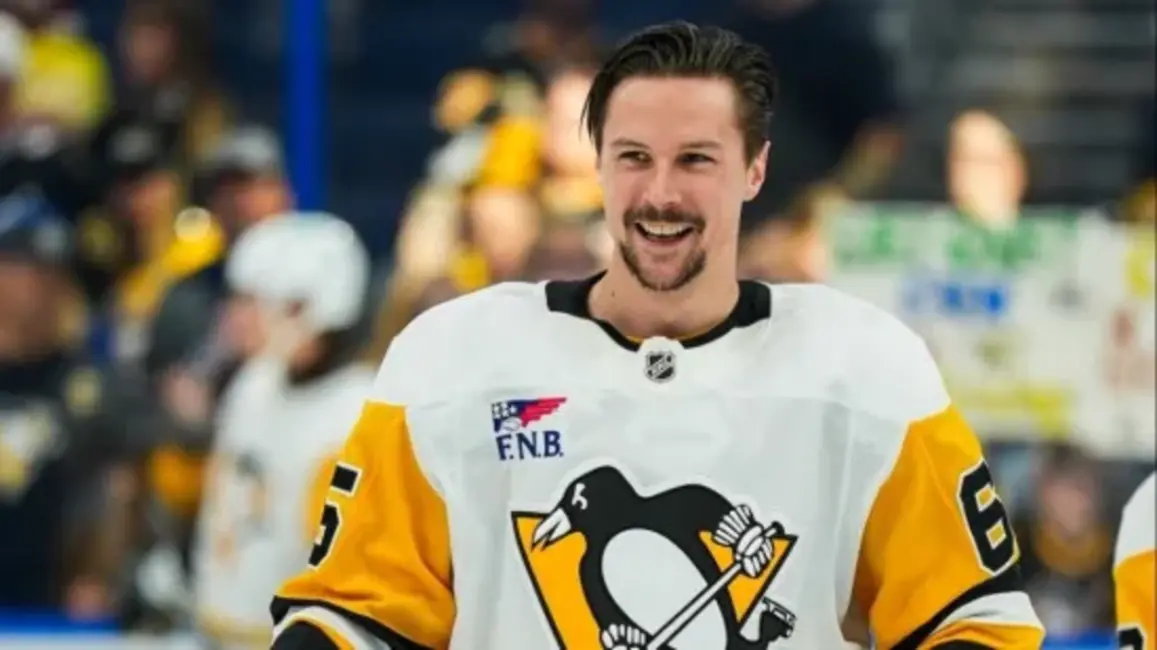 Pitsburgas "Penguins" uz divām nedēļām zaudē rezultatīvo aizsargu Ēriku Kārlsonu