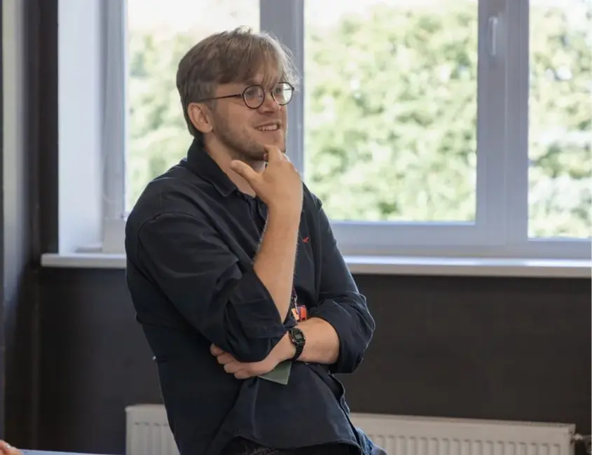 Režisors Valters Sīlis – par smiekliem, briedumu un greizajiem spoguļiem