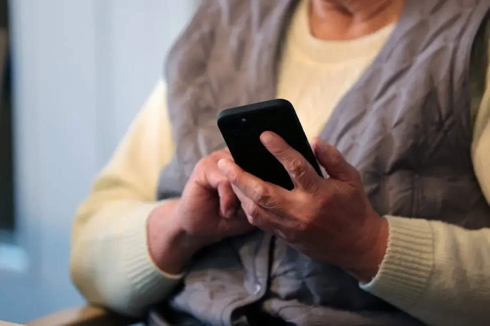 Rīgā atkārtoti pieaug telefonkrāpnieku aktivitāte, mēģinot izkrāpt pensijas un pabalstu datus