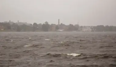 Rīgā gaidāma spēcīga vētra; iedzīvotāji tiek aicināti būt piesardzīgiem