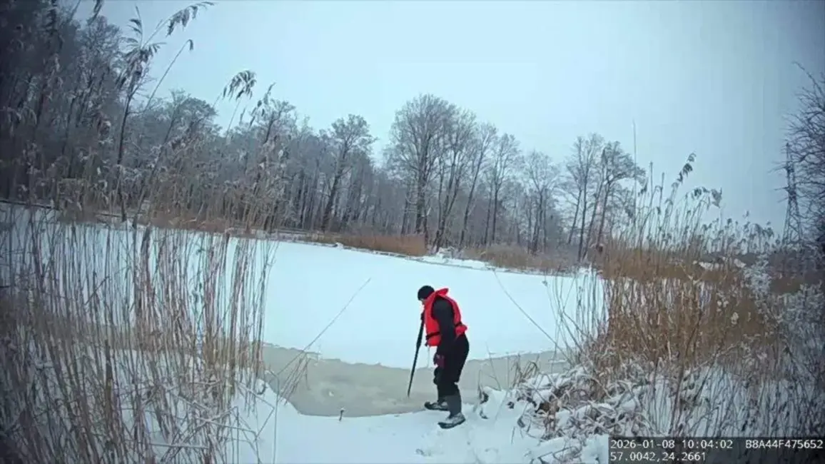 Rīgā ledus joprojām ir nedrošs – policija aicina iedzīvotājus neriskēt