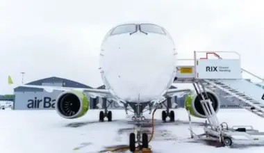 Rīgā sagaidīta jauna "airBaltic" lidmašīna