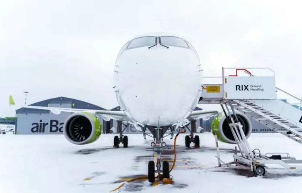 Rīgā sagaidīta jauna "airBaltic" lidmašīna