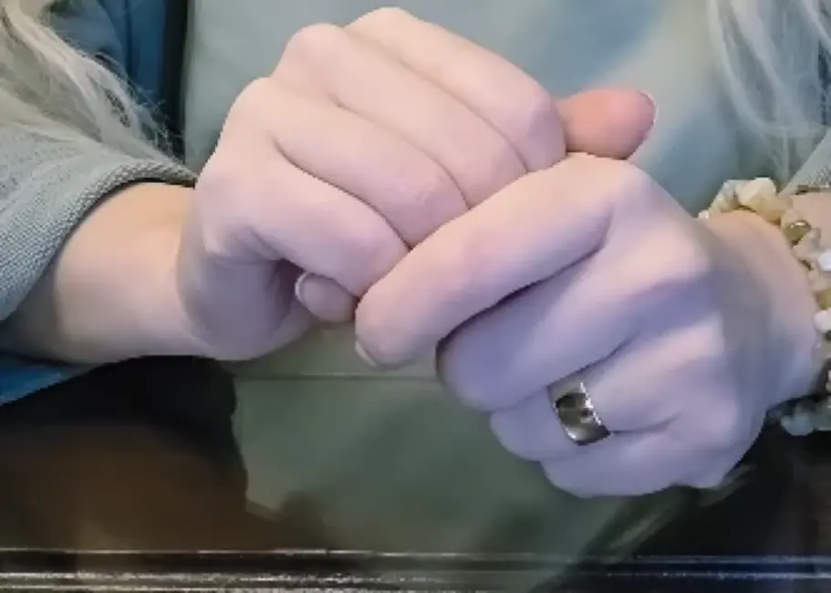 Samanta Tīna noņem laulības gredzenu, publiski norādot uz pārmaiņām privātajā dzīvē