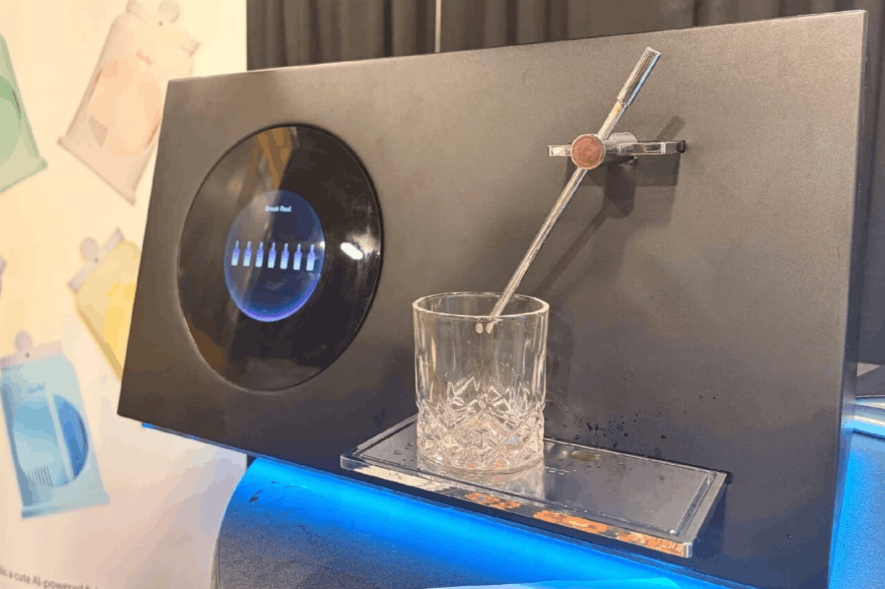 “Breakreal” prezentē MI bārmeni, kas sajauks lietotāja gaumei un omai pieskaņotu dzērienu