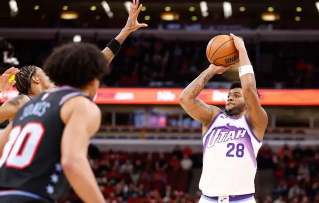 Sensabaughs 43 punkti nesniedz "Jazz" uzvaru pār "Bulls", Vučevičs nodrošina dramatisku uzvaru