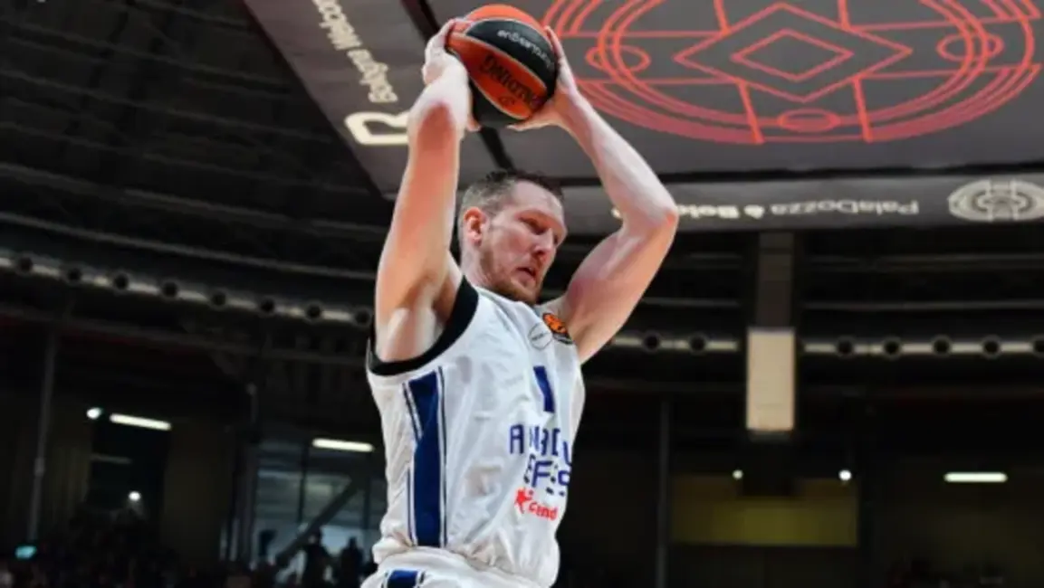 Šmits un "Anadolu Efes" piedzīvo neveiksmi Eirolīgā pret "Crvena zvezda"