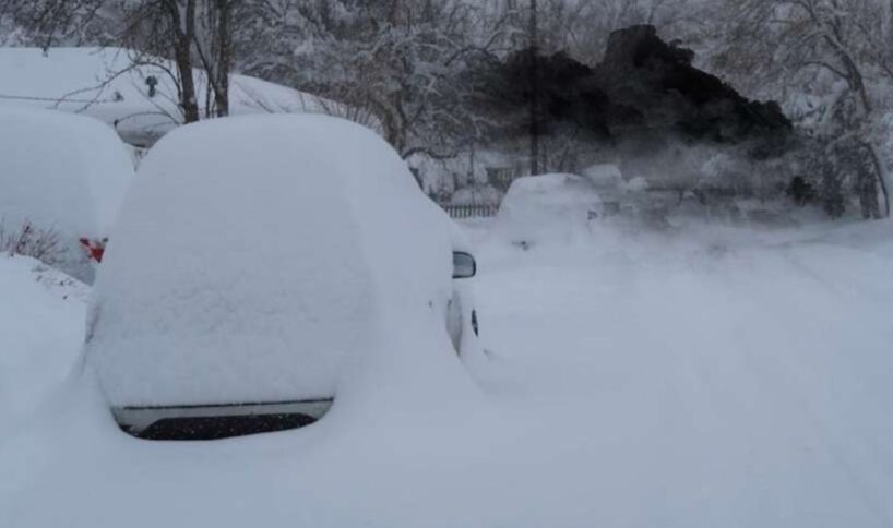 Policija brīdina: Jaungada pirmajā dienā braukšanas apstākļi Latvijā kļuvuši kritiski; Daudzviet doties bīstami