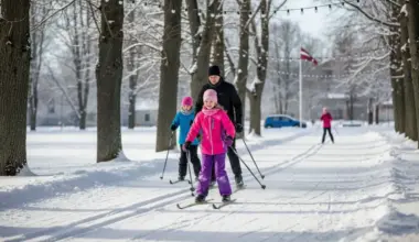 Sniegs klāj Latviju: piecas bezmaksas distanču slēpošanas trases sniegotām izpriecām