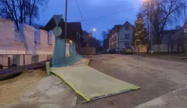 Spēcīgais vējš vislielākos postījumus nodarījis Rīgas apkaimē; traucēta elektroapgāde