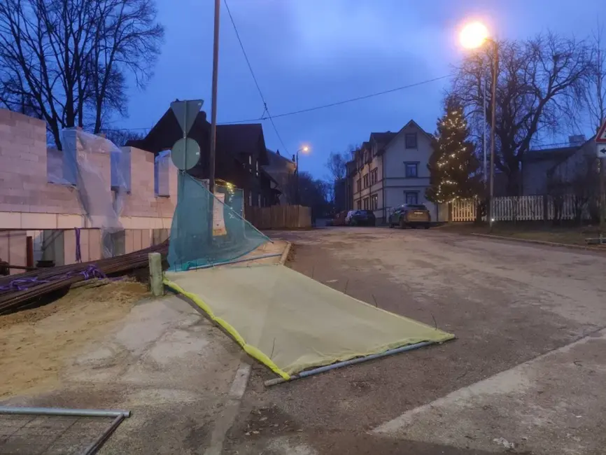 Spēcīgais vējš vislielākos postījumus nodarījis Rīgas apkaimē; traucēta elektroapgāde