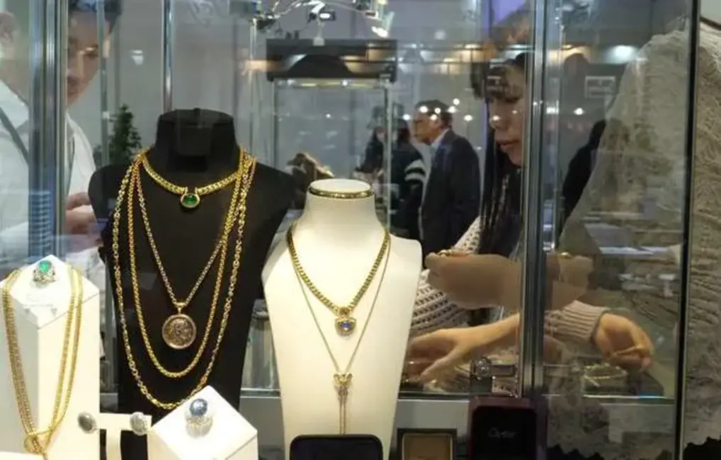 Strauji augošā zelta cena maina pircēju un tirgotāju paradumus dārglietu nozarē