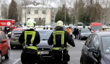 Svētku naktī daudzdzīvokļu mājas balkonā ielidojusi petarde, dega egle; VUGD strādā
